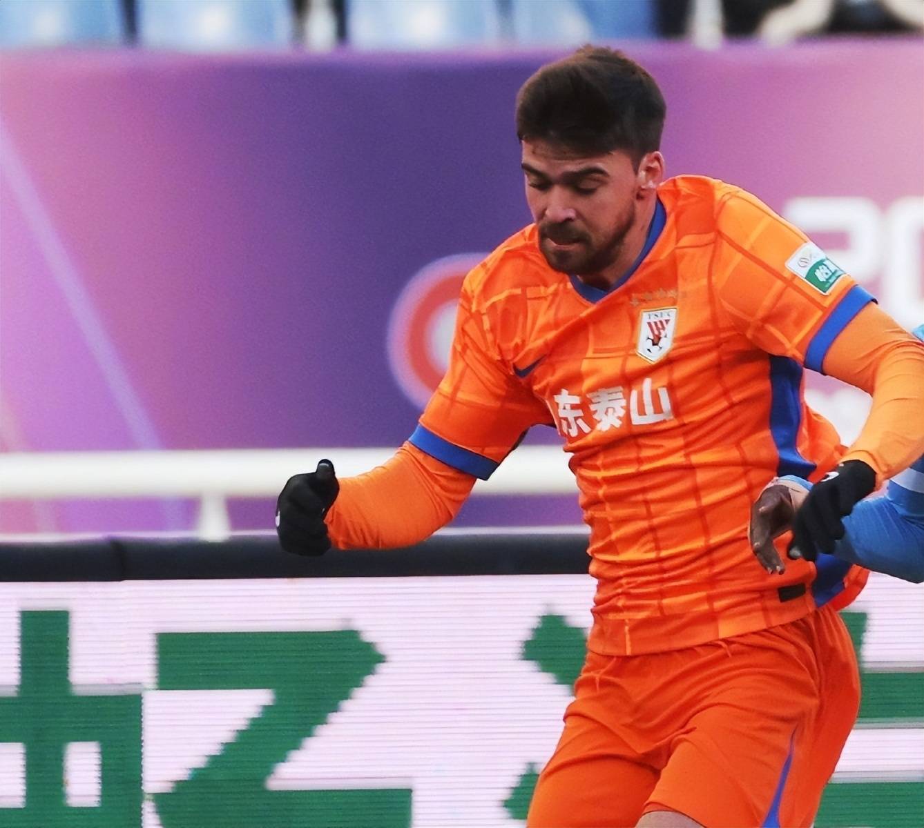 一名球员在比赛中发挥出色，成为全场焦点