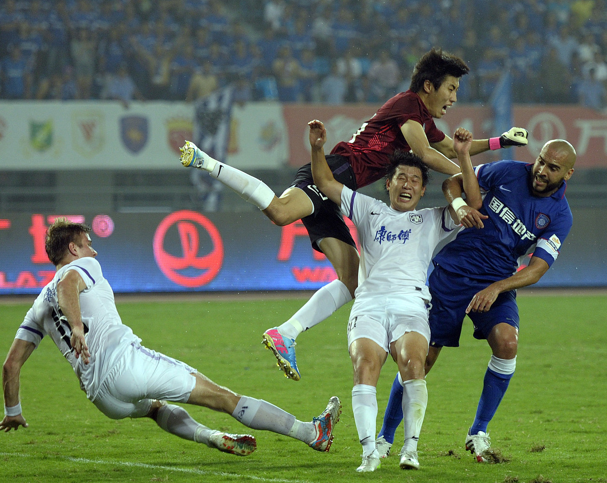 一名球员在比赛中发挥出色，成为全场焦点