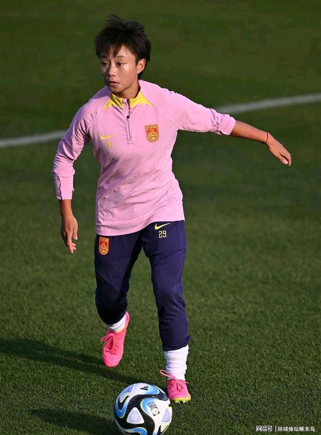 关于精彩足球赛事展现女性运动员的高超技艺的信息