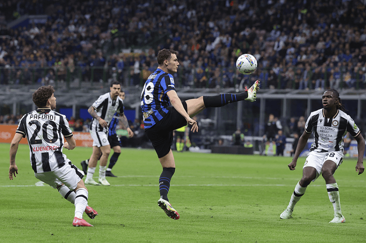 关于乌迪内斯主帅下课，寻求联赛复苏的信息