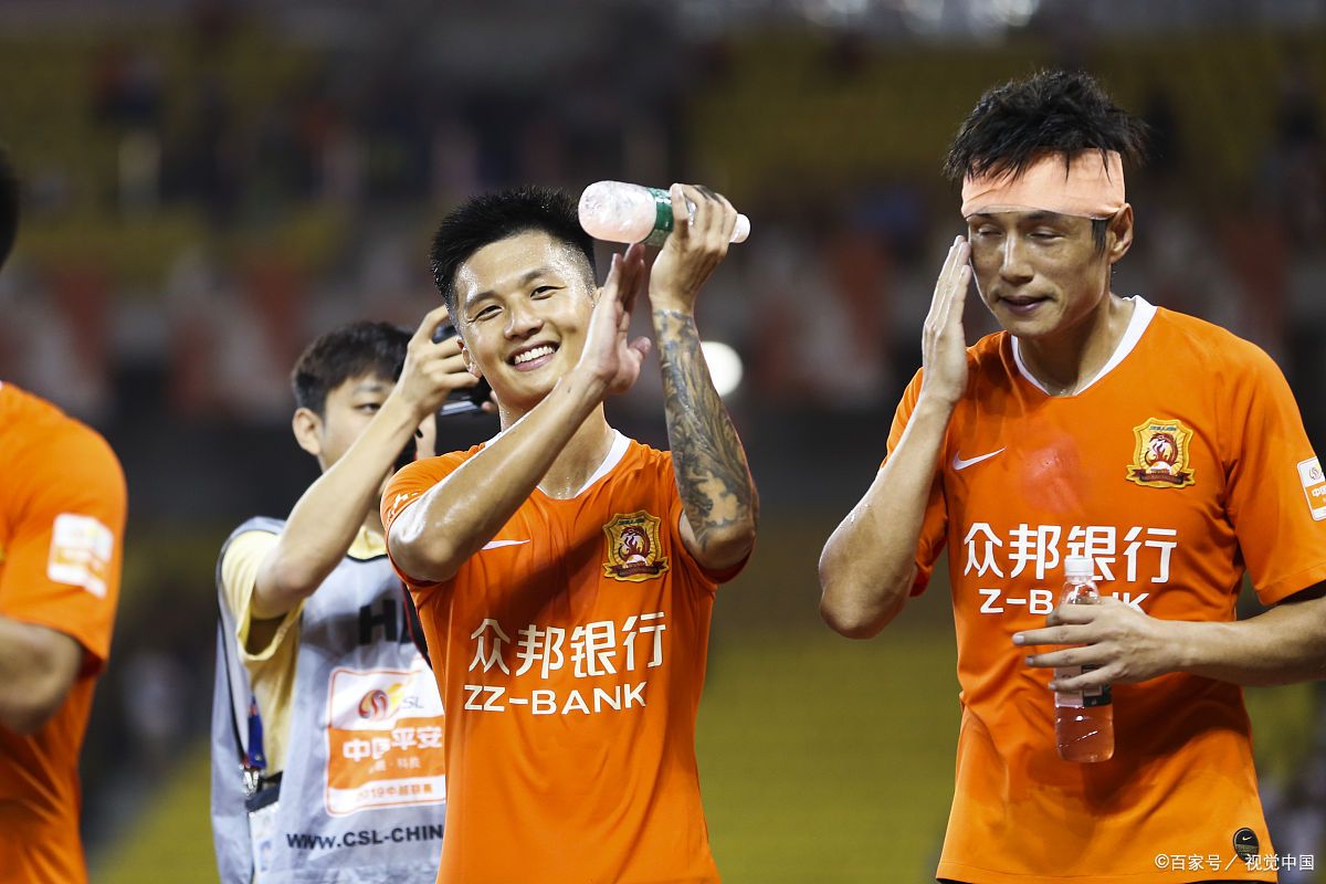 包含国内球员全力拼搏，球队士气高涨的词条