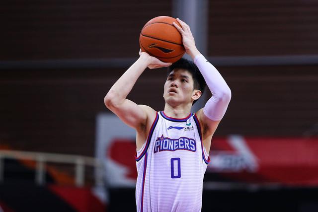 包含阿联酋男篮后卫突破关键防线，助球队取胜的词条