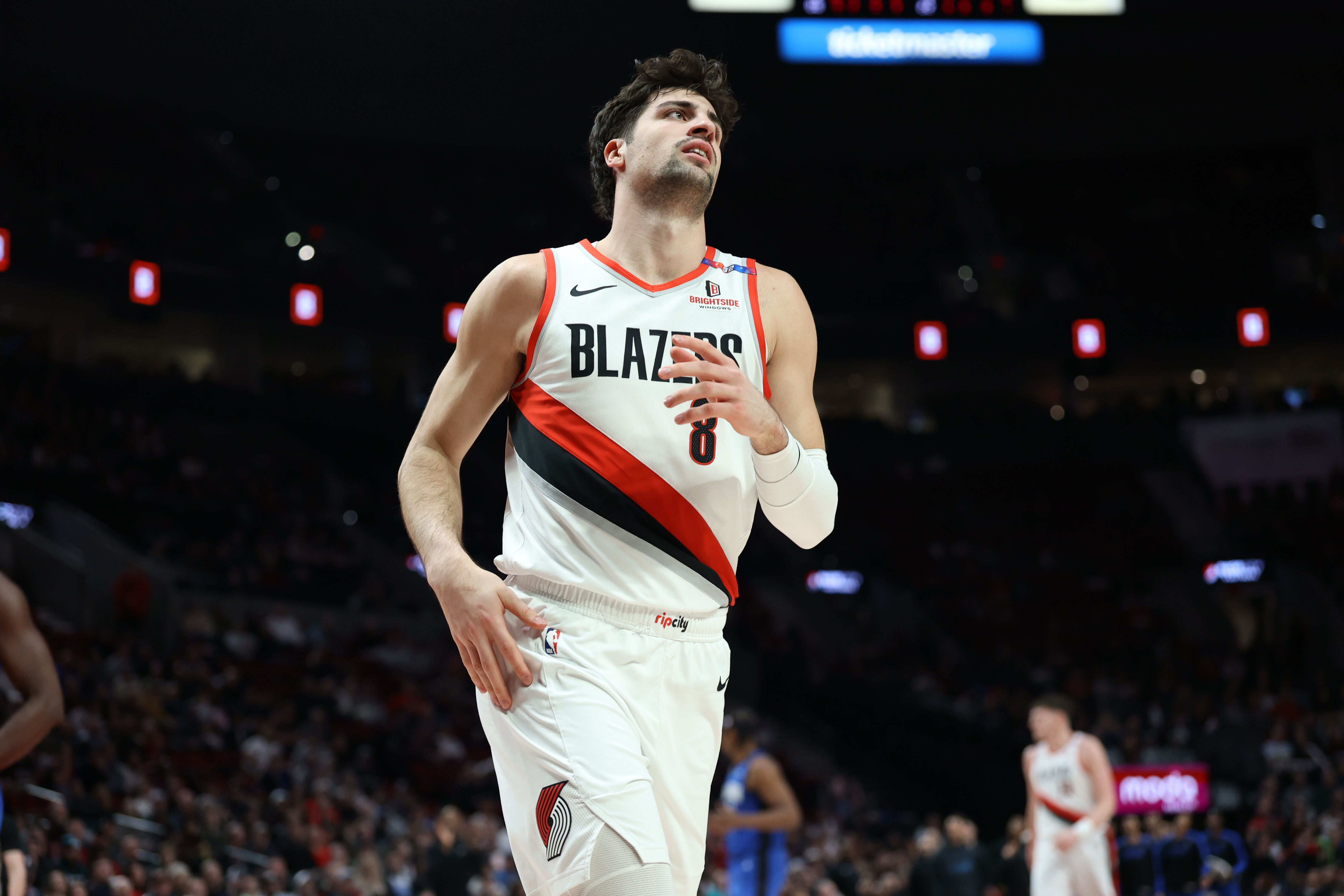 包含阿联酋男篮后卫突破关键防线，助球队取胜的词条