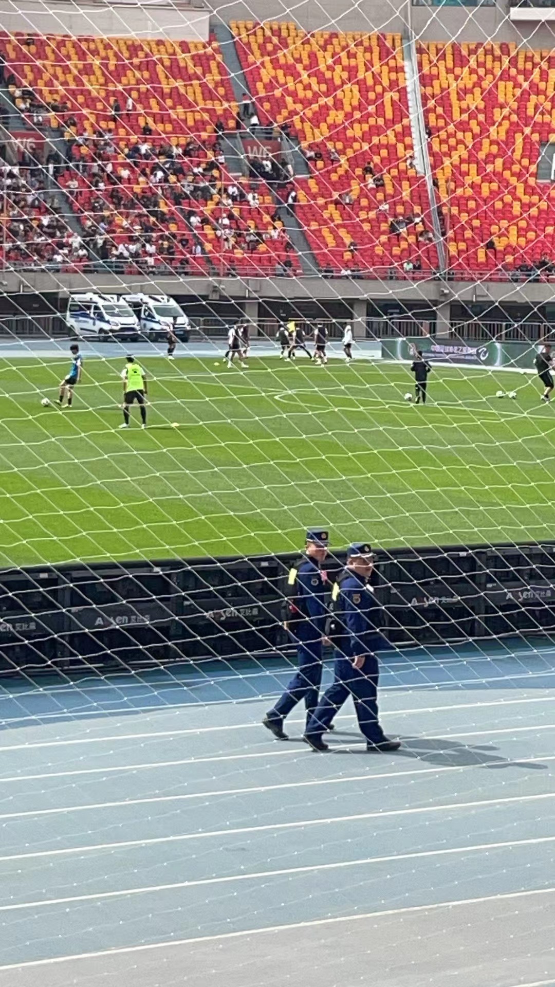 足球赛场上的惊险一幕,球迷热血沸腾 足球赛场上的惊险一幕,球迷热血沸腾