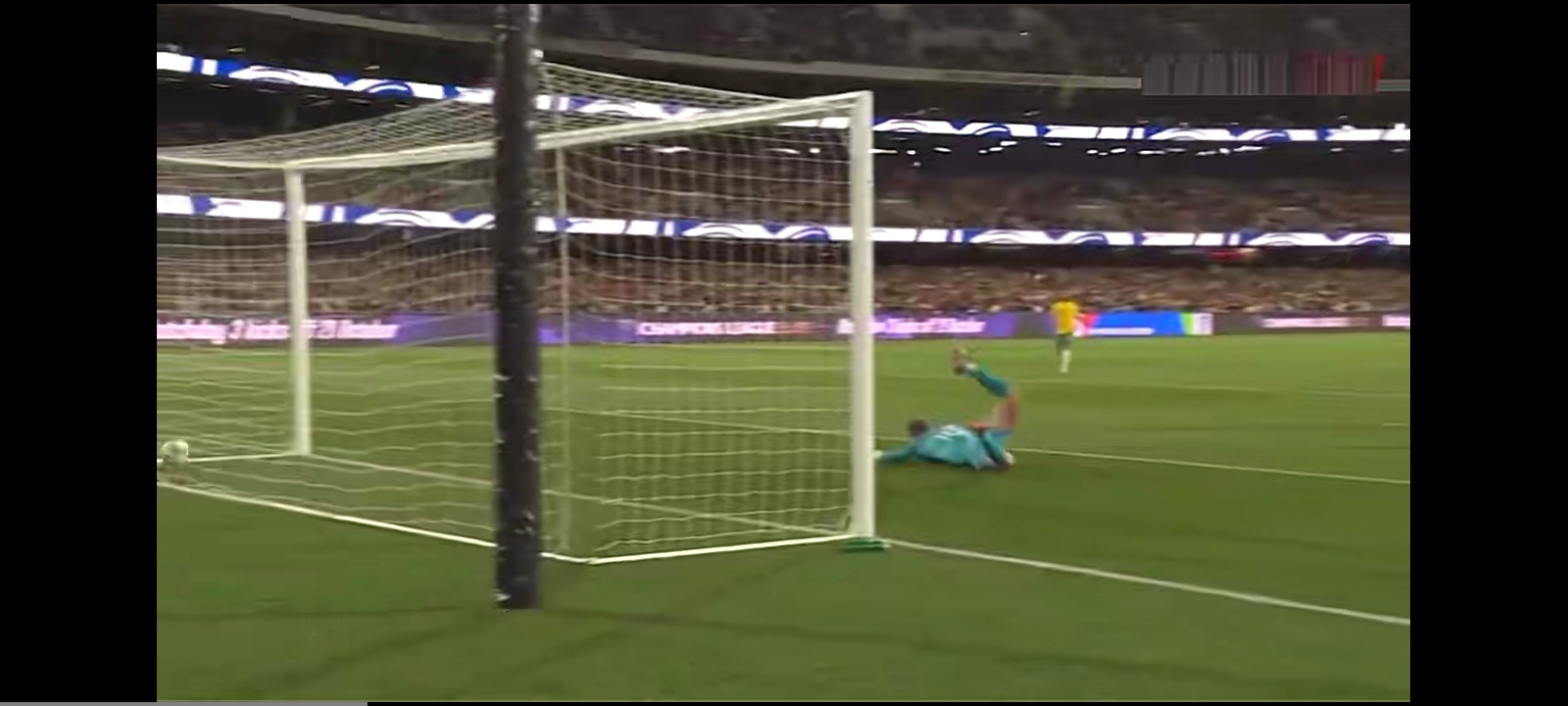 足球赛场上的惊险一幕,球迷热血沸腾 足球赛场上的惊险一幕,球迷热血沸腾