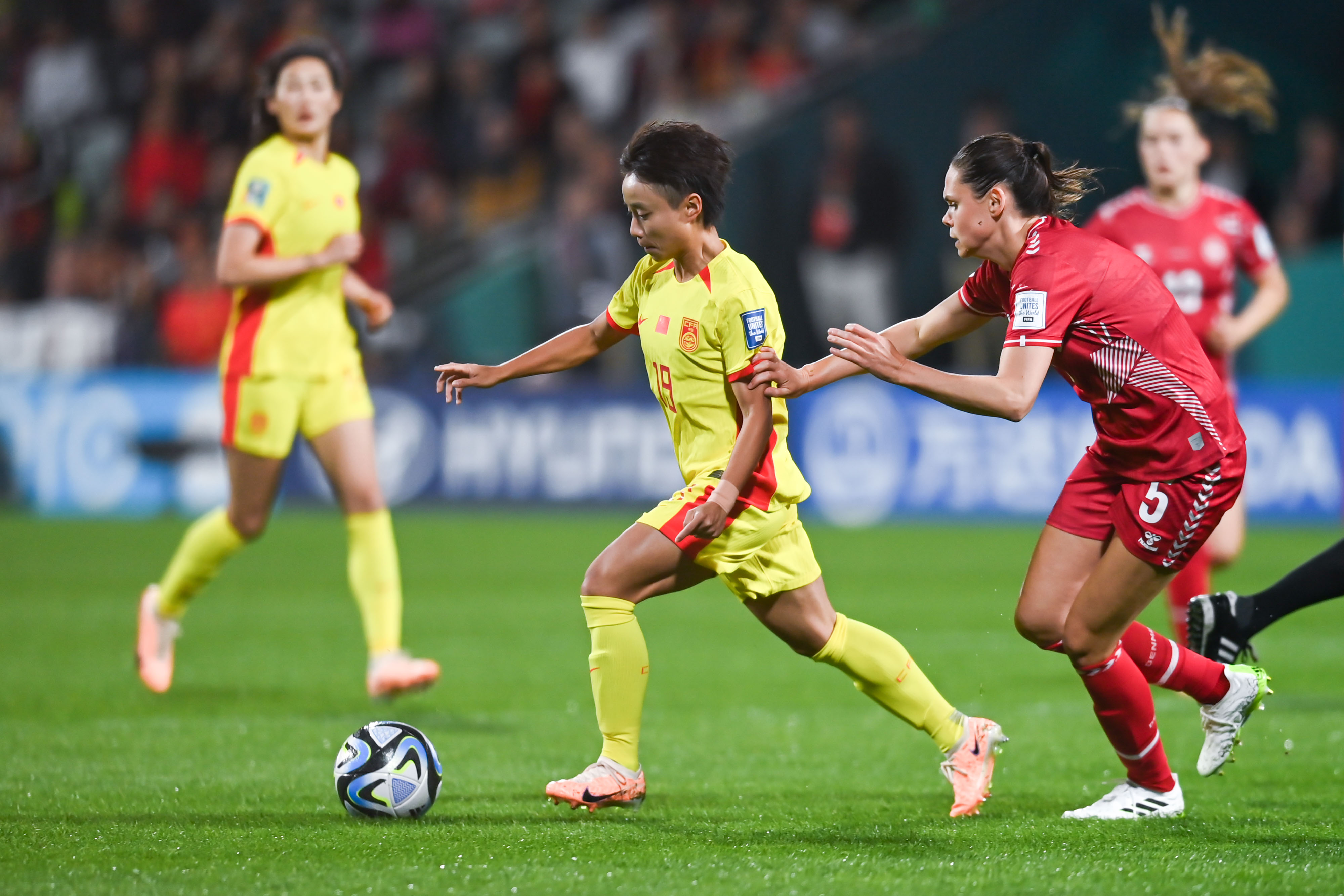 世界级足球赛事中,女运动员展现实力 世界级足球赛事中,女运动员展现实力