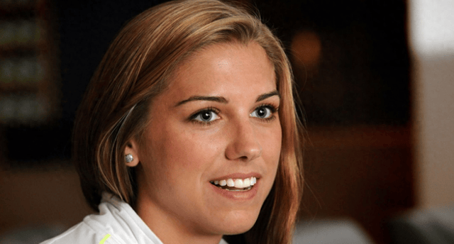 世界级足球赛事中,女运动员展现实力 世界级足球赛事中,女运动员展现实力