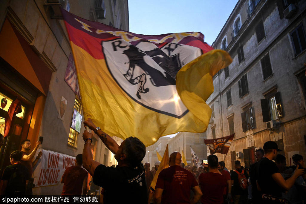 关于铁血球队跻身决赛，粉丝们疯狂庆祝队史最佳成绩的信息