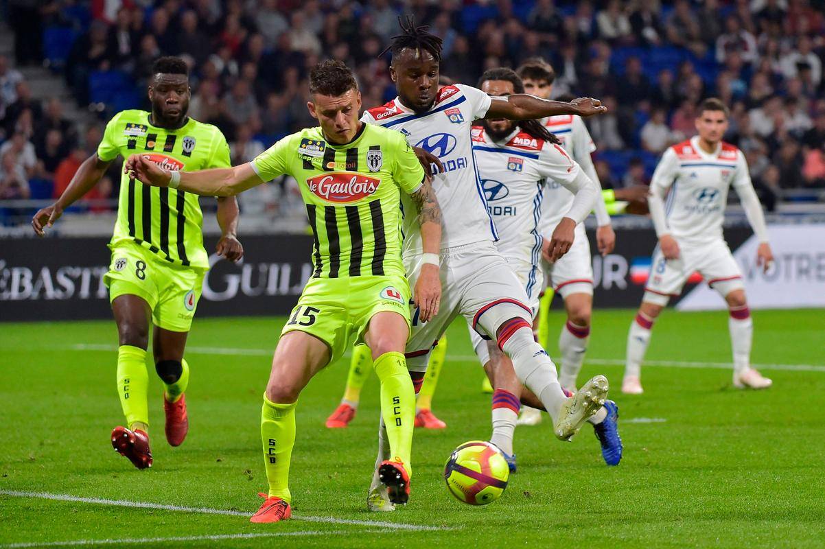 里昂客场对决南特，火力全开争夺三分的简单介绍