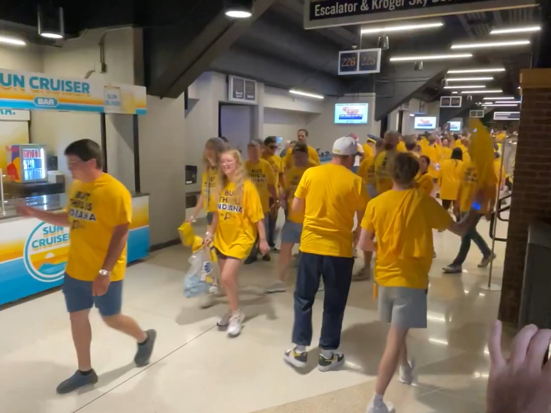 关于步行者队全队欢庆胜利，气氛蓬勃的信息