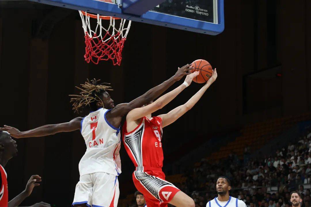 球迷热切关注着国际篮球赛事