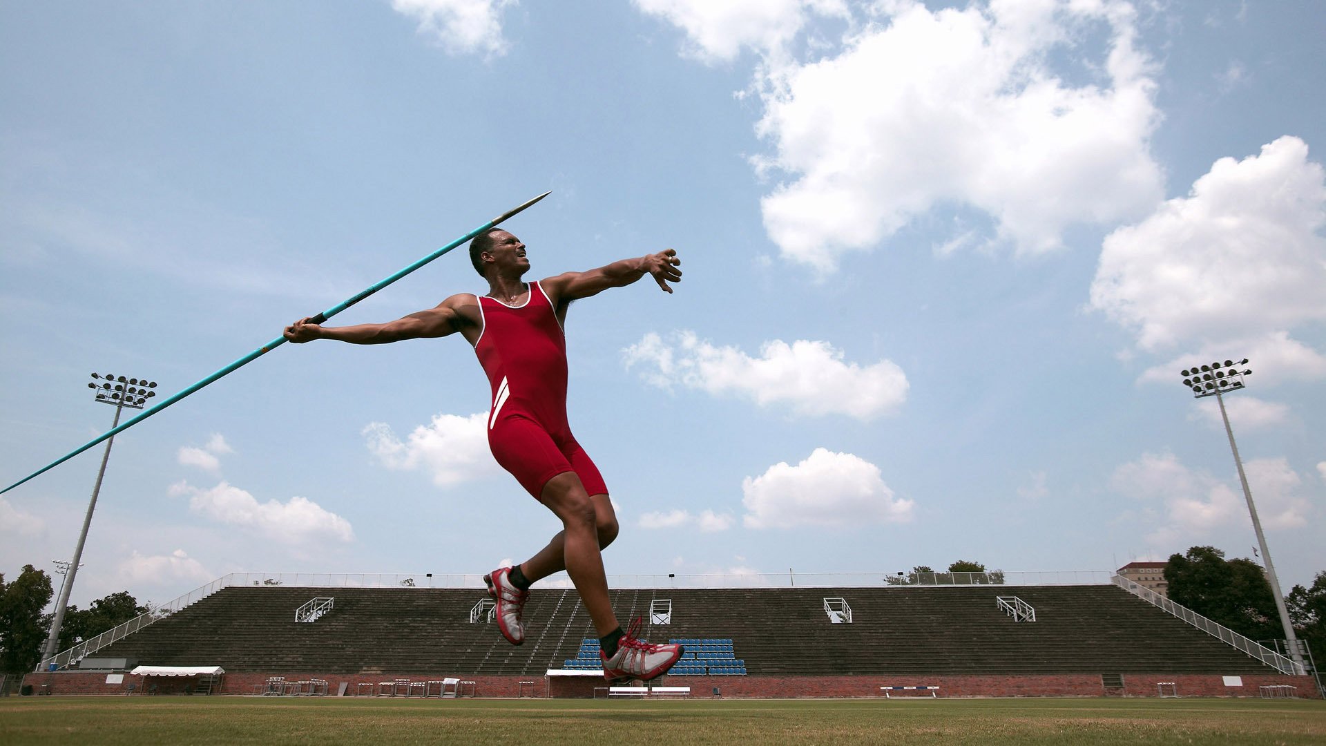 F1新赛季揭幕战之夜，小贾伦带动全队节奏