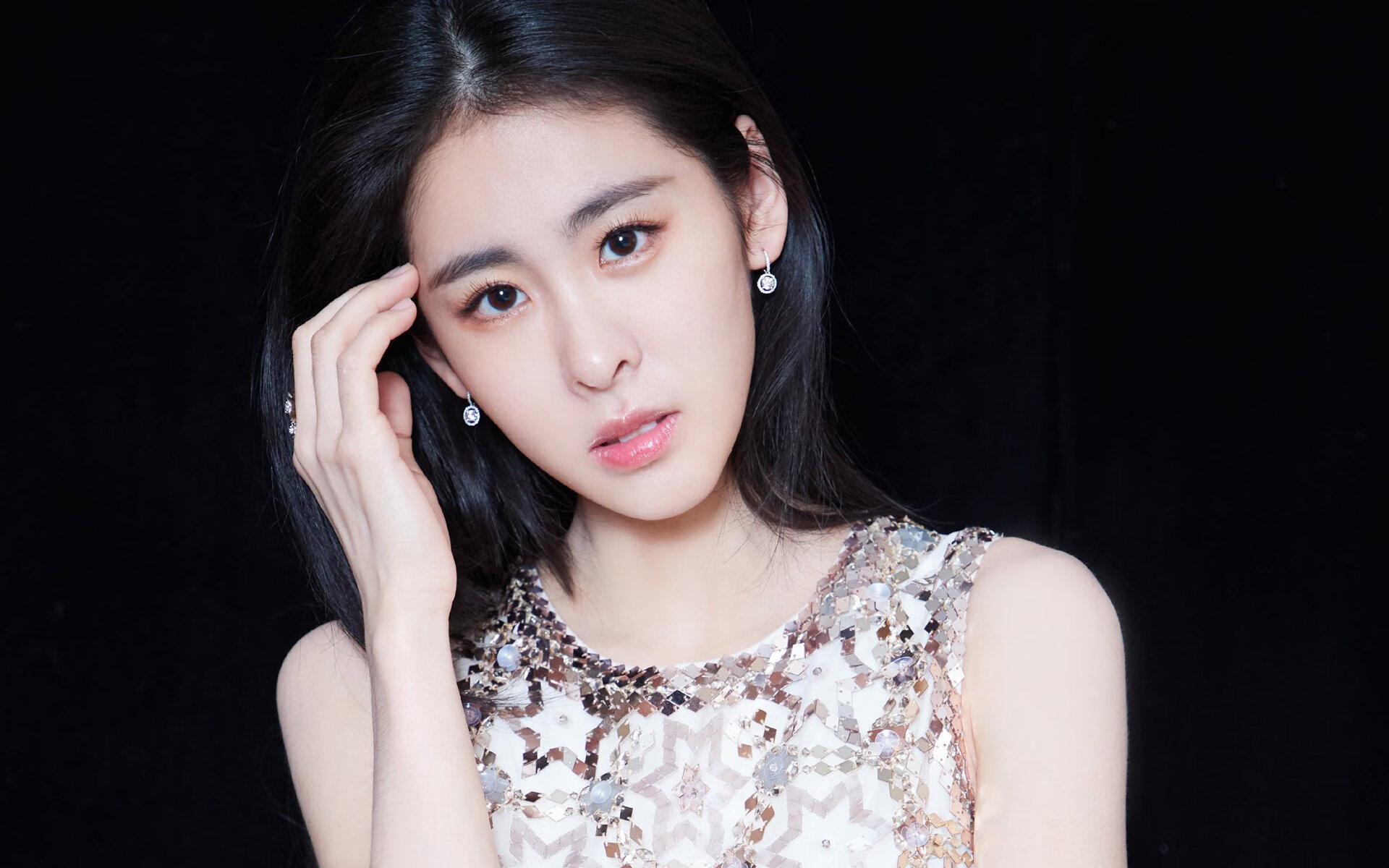 米切尔末节接管比赛，凯尔特人险胜马刺显冠军相